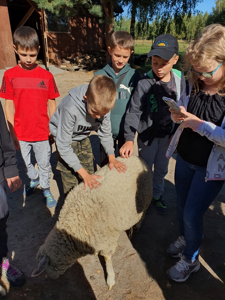 Uczniowie z owieczką