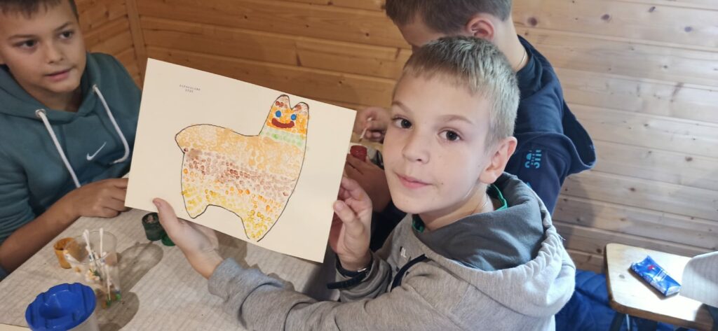 Uczniowie podczas ogniska w Alpakalandzie 21