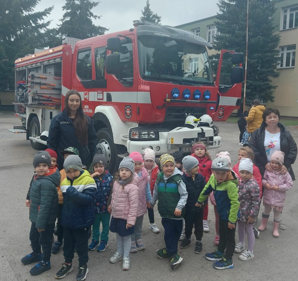 Dzieci na tle wozu strażackiego