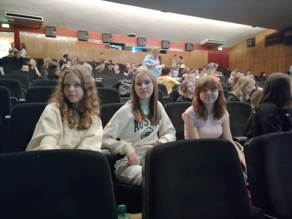 Uczniowie podczas lekcji w kinie