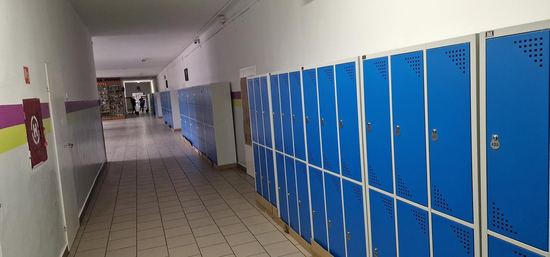 widok na szafki uczniowskie na korytarzu szkolnym