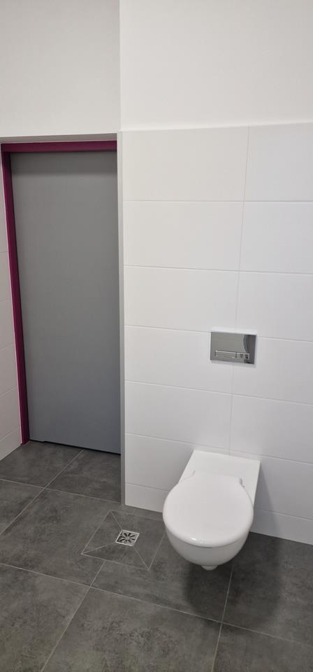 Zdjęcie przedstawiające łazienkę szkolną dostosowaną do potrzeb osób niepełnosprawnych1