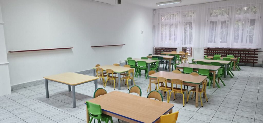 Zdjęcie przedstawiające stołówkę szkolną1