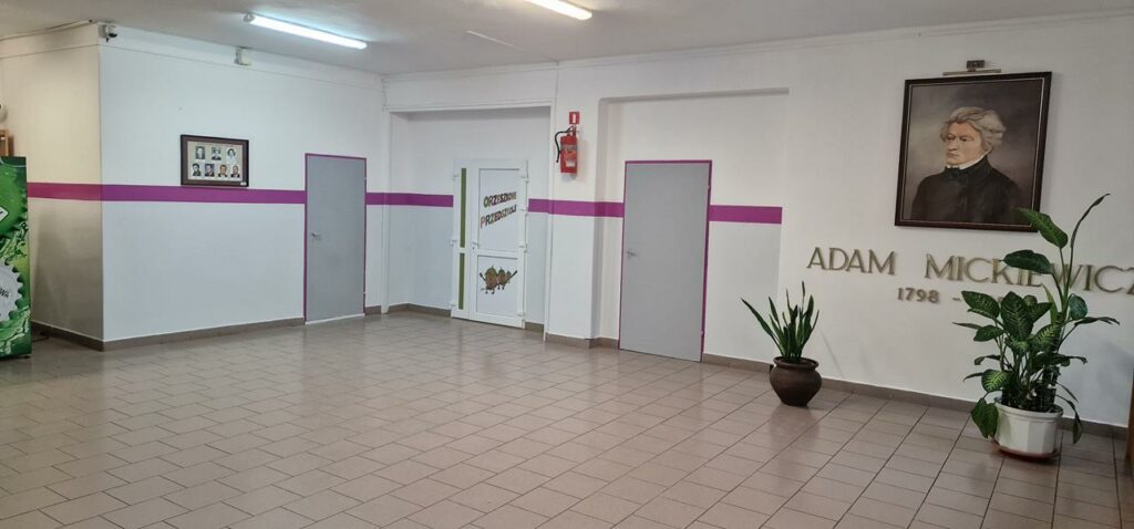Zdjęcie przedstawiające korytarz szkolny