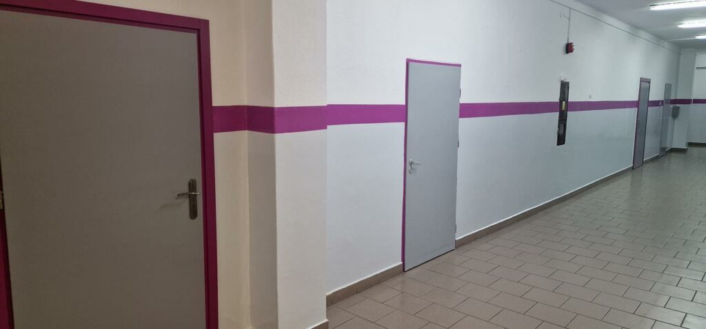 Zdjęcie przedstawiające korytarz szkolny1