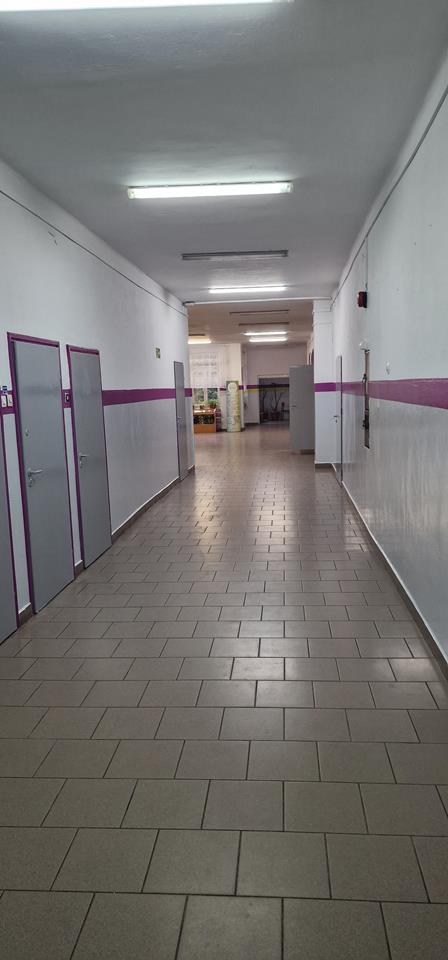 Zdjęcie przedstawiające korytarz szkolny2