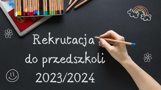 dłoń pisząca na tablicy napis rekrutacja do przedszkoli 2023/2024