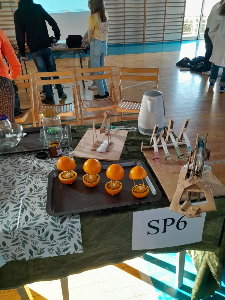 Nasz stół doświadczalny udekorowany świeczkami z pomarańczy oraz urządzeniami ekologicznymi wykonanymi przez uczniów klas VII-VIII