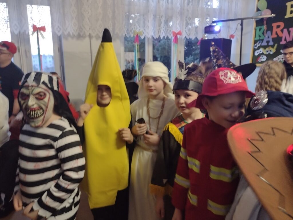 Chłopcy z 3B prezentują się w przebraniu banana, indianina, strażaka i szejka