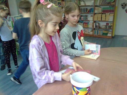 dziewczynki z 1 b wypożyczają książki