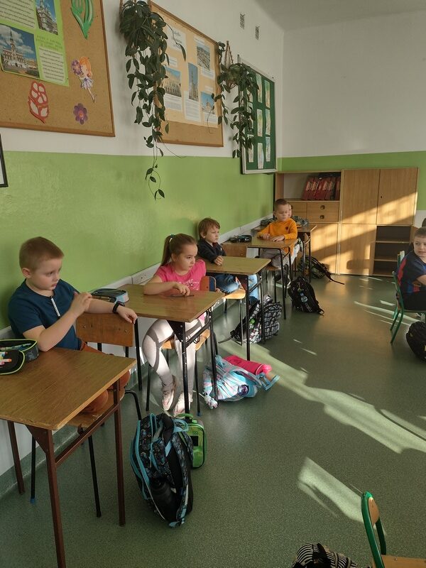Uczniowie z klasy pierwszej czekają na rozdanie testów