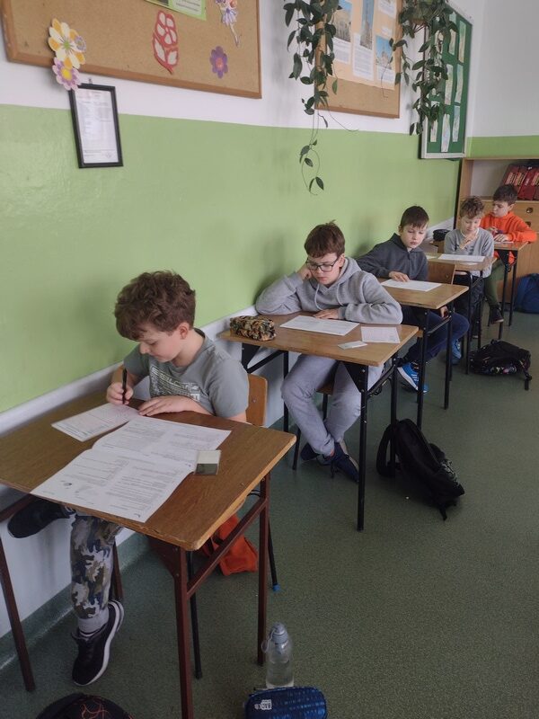 Chłopcy z klasy czwartej w trakcie rozwiązywania testu