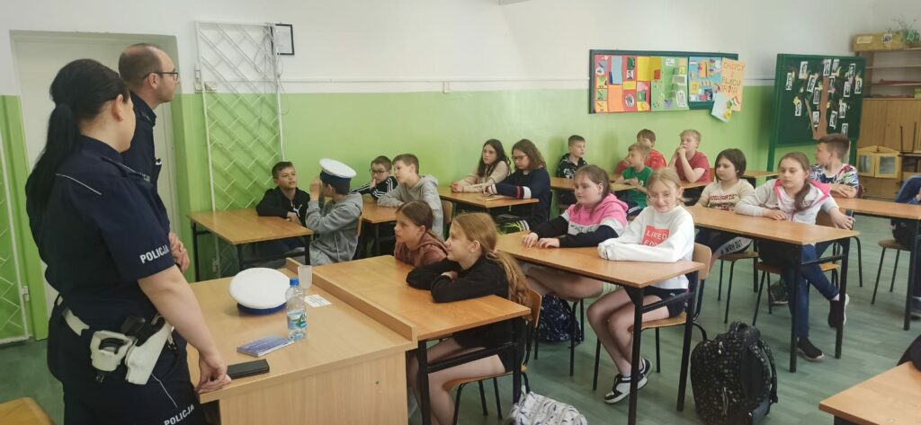 Uczniowie klasy 4a, b podczas spotkania z funkcjonariuszami Komendy Miejskiej Policji w Białej Podlaskiej. 