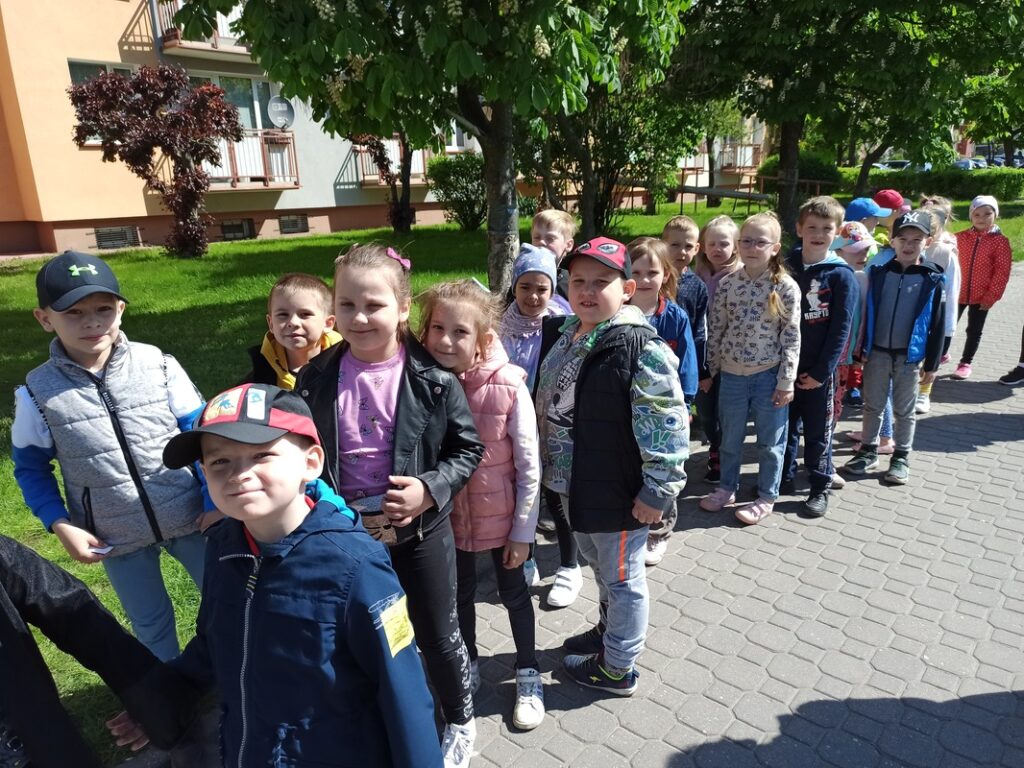Dzieci czekają na autobus.