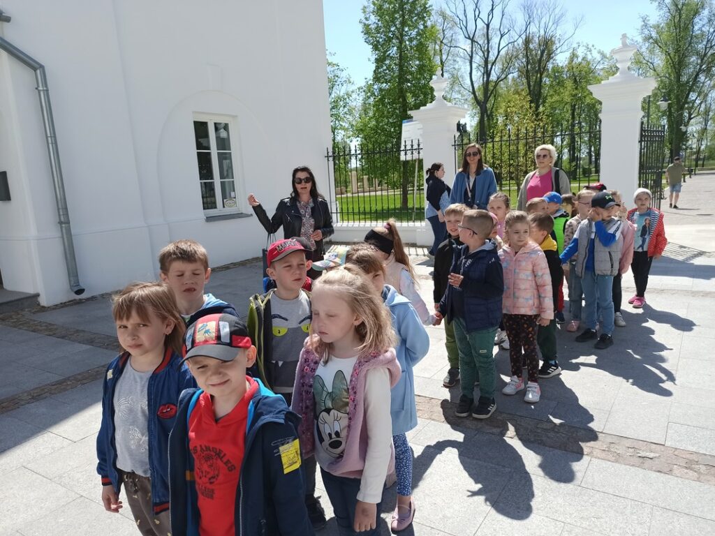 Dzieci idą do muzeum.