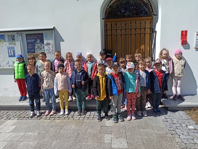 Dzieci stoją przed muzeum.