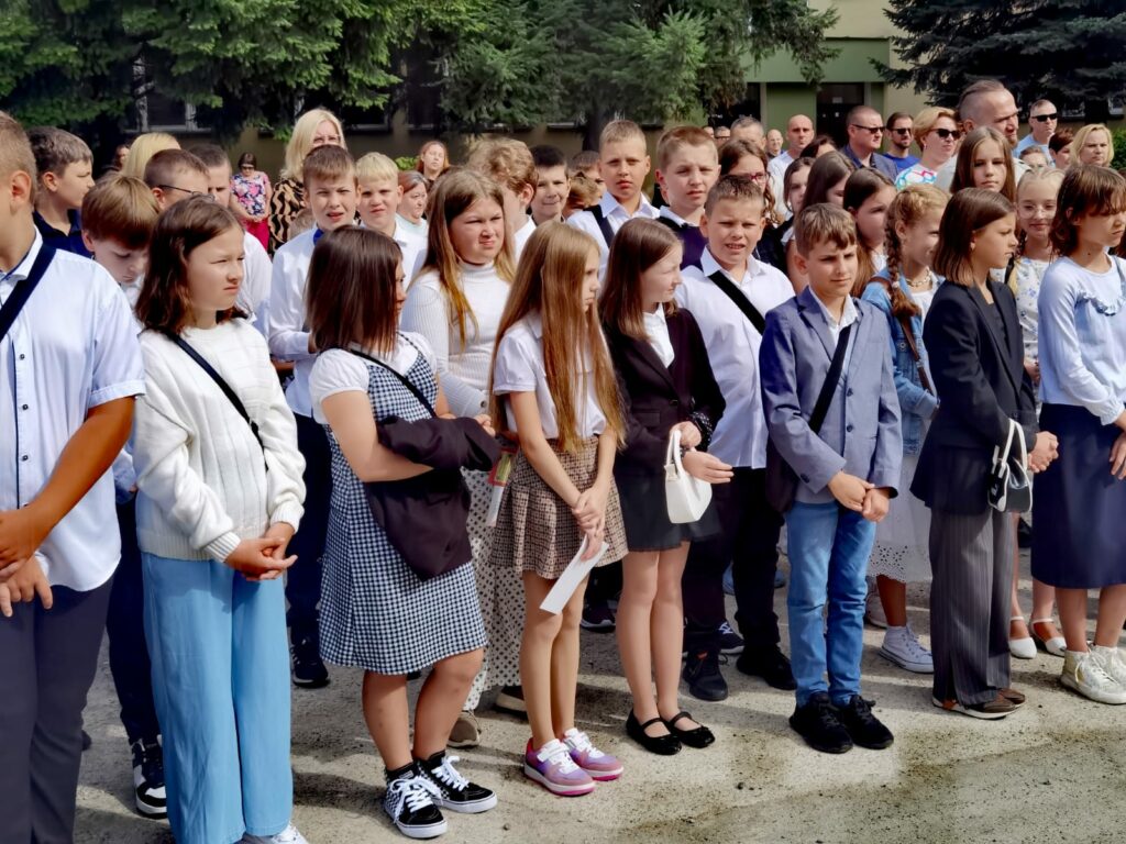 Uczniowie podczas rozpoczęcia roku szkolnego