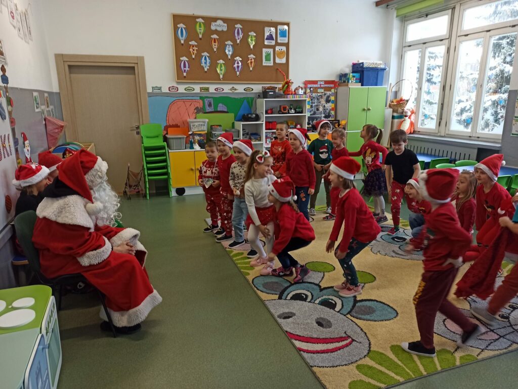 Dzieci śpiewają piosenkę Mikołajowi. 