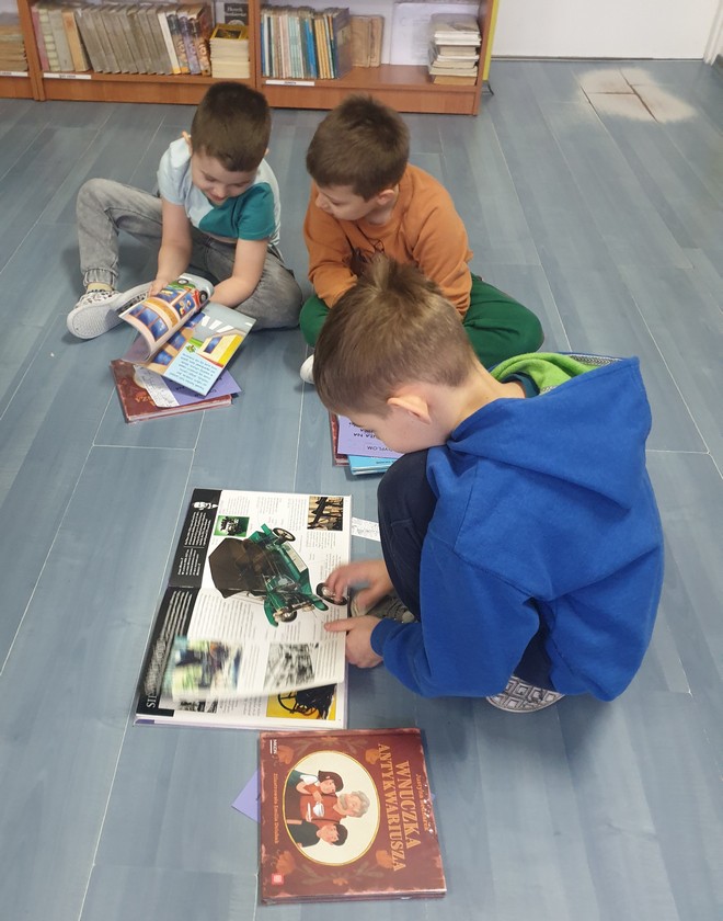 Chłopcy oglądają książki