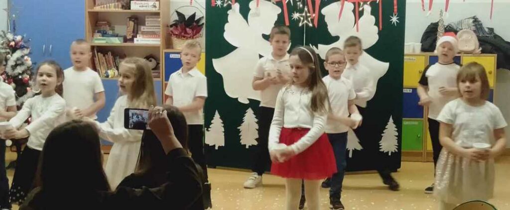 Dzieci wykonują układ taneczny do pastorałki