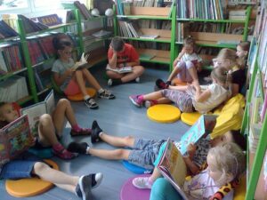 Uczniowie czytający książki w bibliotece