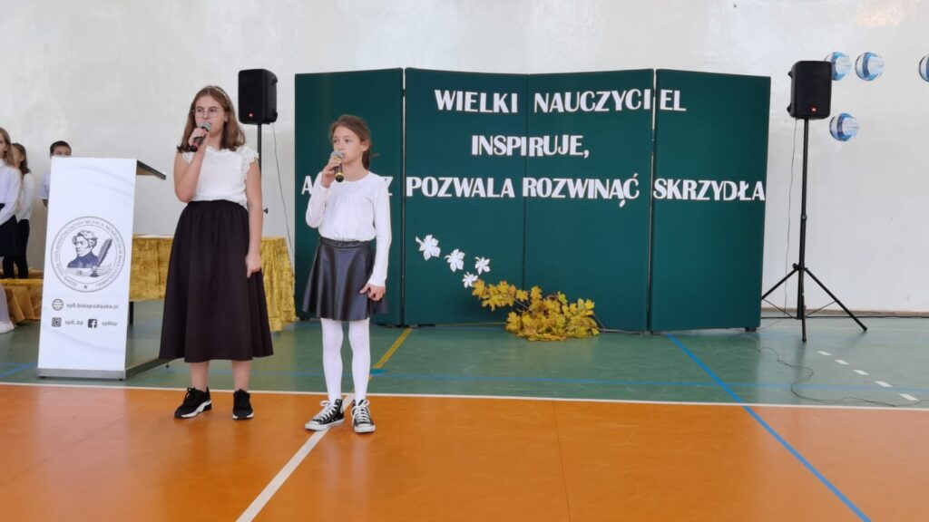 Uczennica występująca podczas akademii 2