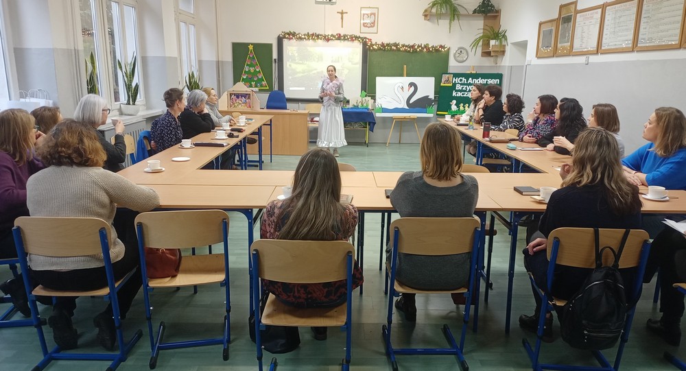 Uczestnicy spotkania podczas wystąpienia pani z naszej biblioteki 1