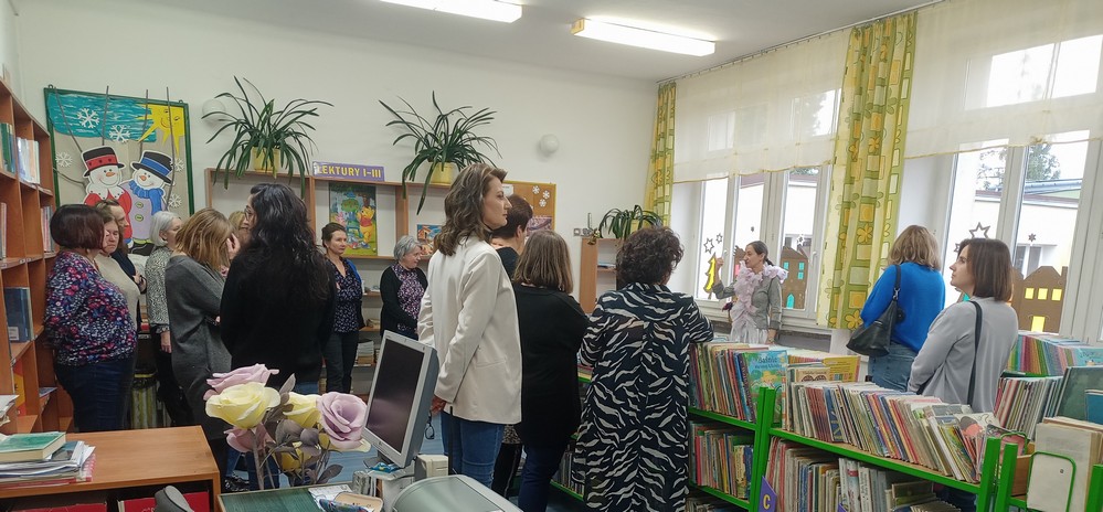 Panie bibliotekarki zwiedzają naszą bibliotekę 1