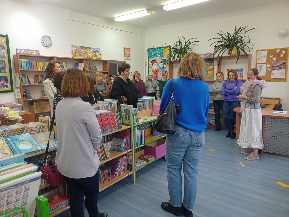 Panie bibliotekarki zwiedzają naszą bibliotekę 2