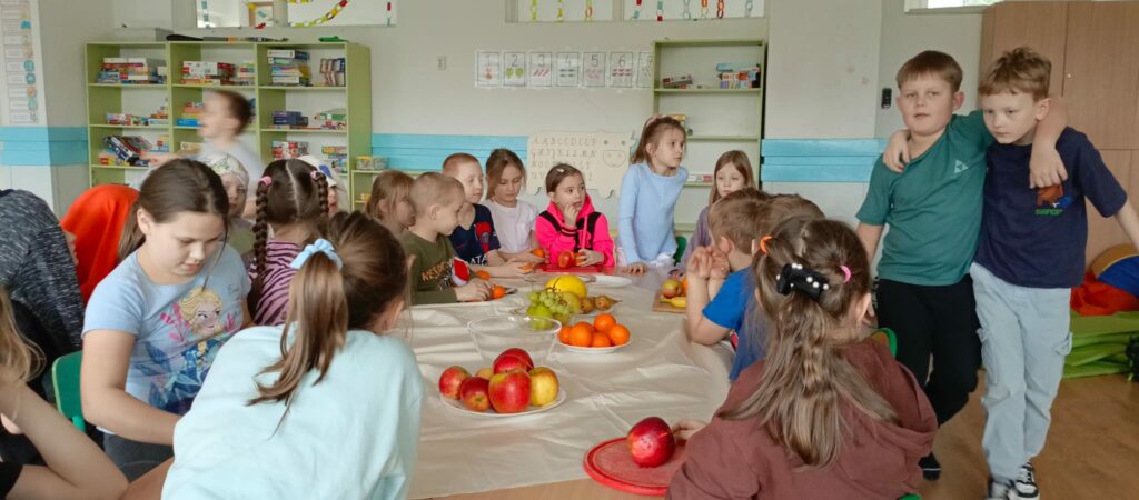  Dzieci przygotowały owoce do sałatki