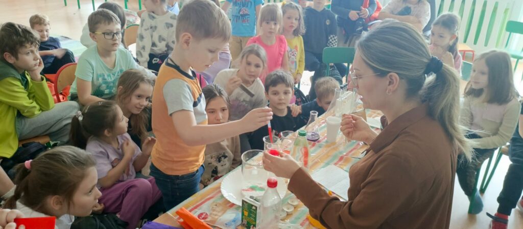 Z zaangażowaniem i ekscytacja dzieci biorą czynny udział w doświadczeniach.