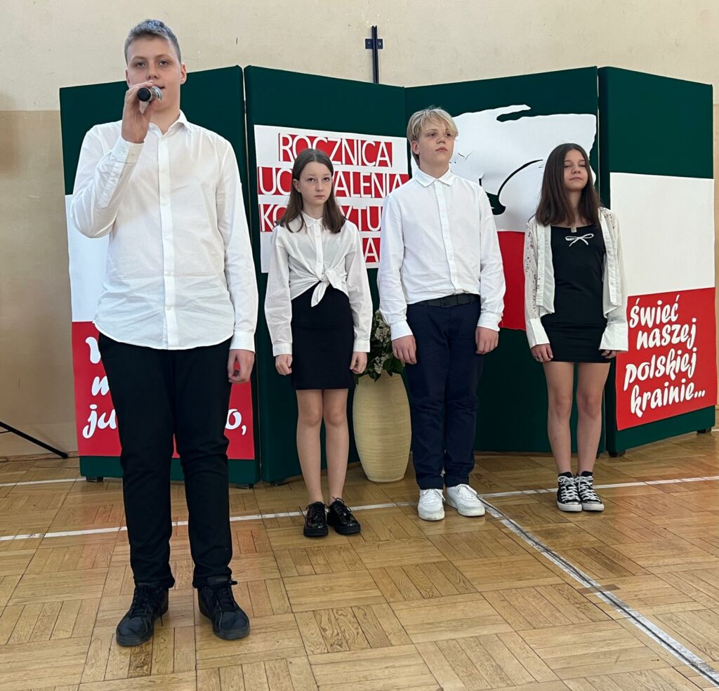 uczniowie recytują swoje kwestie