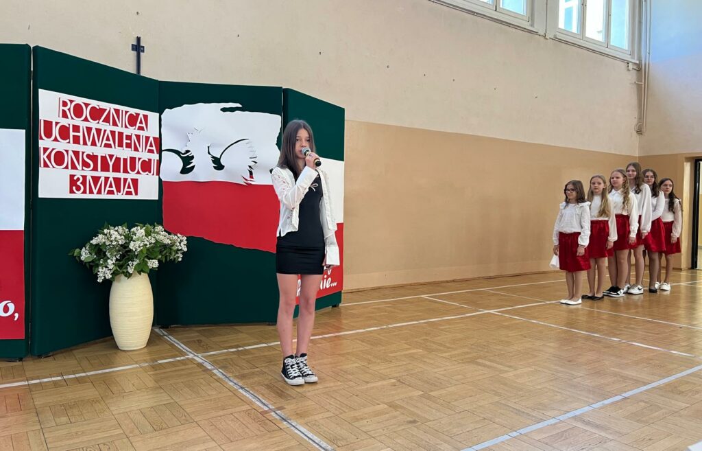 uczennica podczas występu 