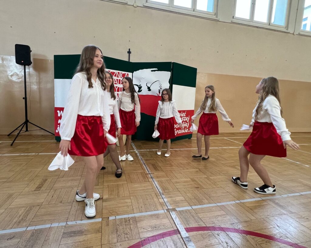 taneczny występ uczennic szkoły