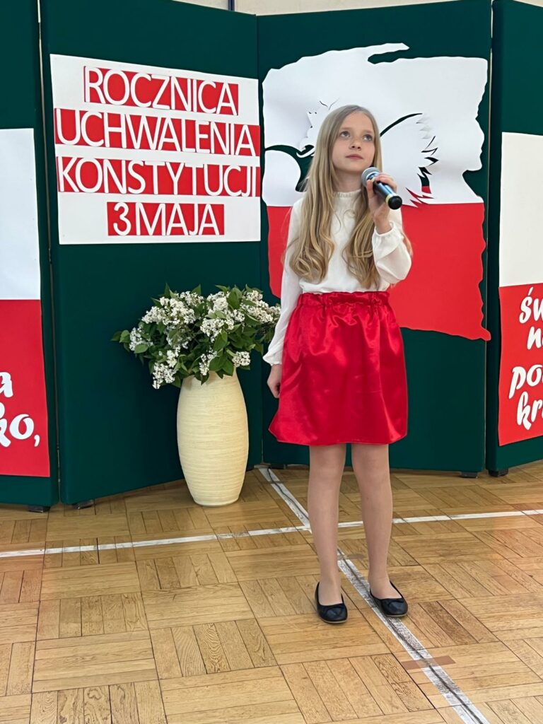 uczennica szkoły śpiewa piosenkę 