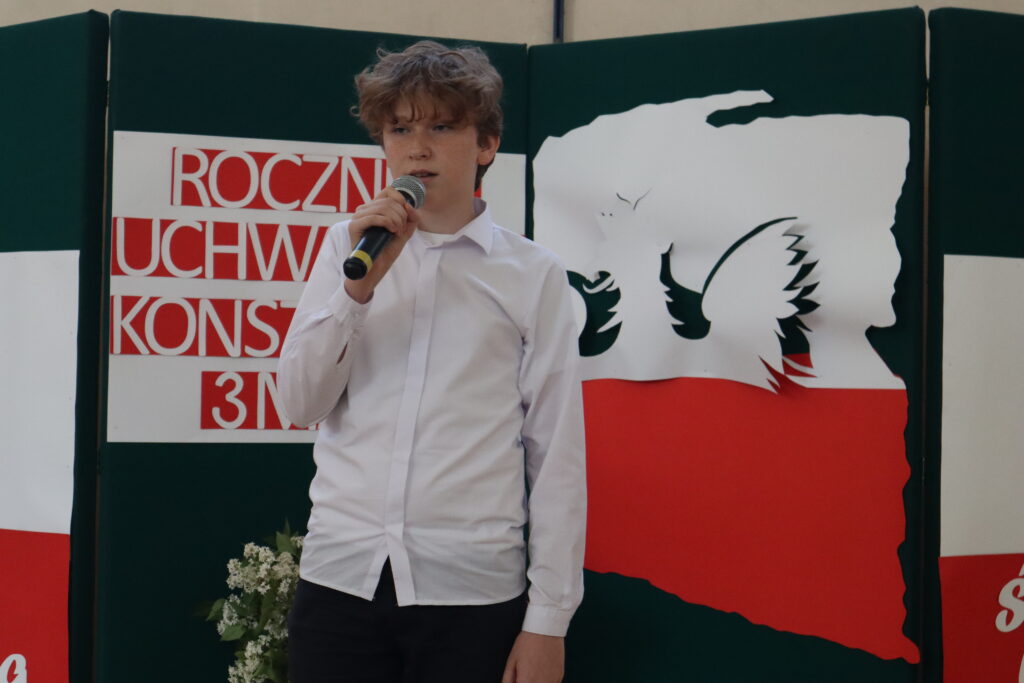 uczeń wygłaszający swoją kwestię podczas akademii