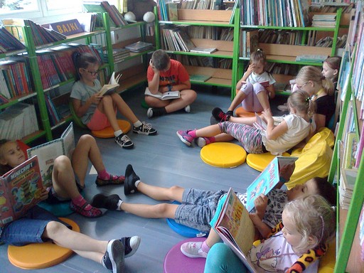 Uczniowie czytający w bibliotece