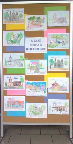 Tablica z wystawą prac