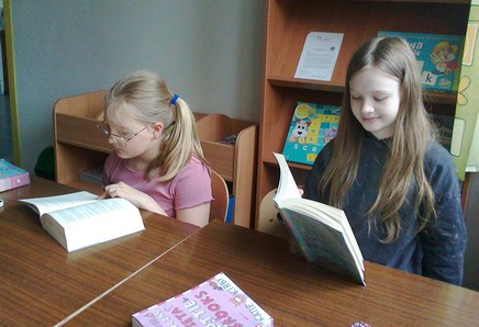 Dziewczynki czytają książki