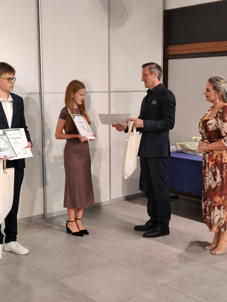 Uczennica klasy 6a Szkoły Podstawowej nr 6 Julia Fatyga podczas uroczystości wręczenia nagród w Bialski Centrum Kultury 1