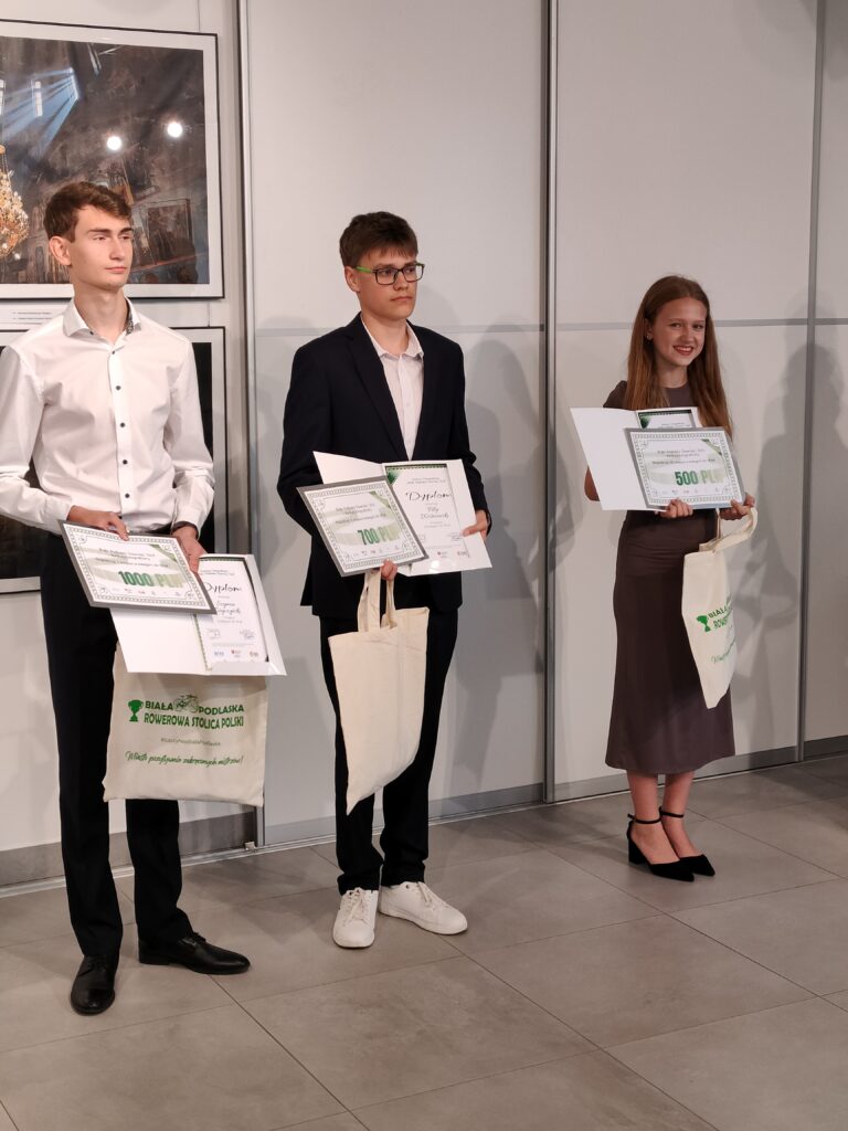 Uczennica klasy 6a Szkoły Podstawowej nr 6 Julia Fatyga podczas uroczystości wręczenia nagród w Bialski Centrum Kultury 2