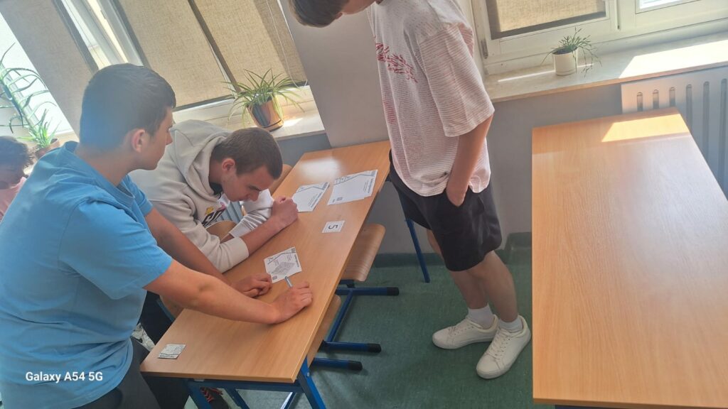 Uczniowie rozwiązują krzyżówkę chemiczną