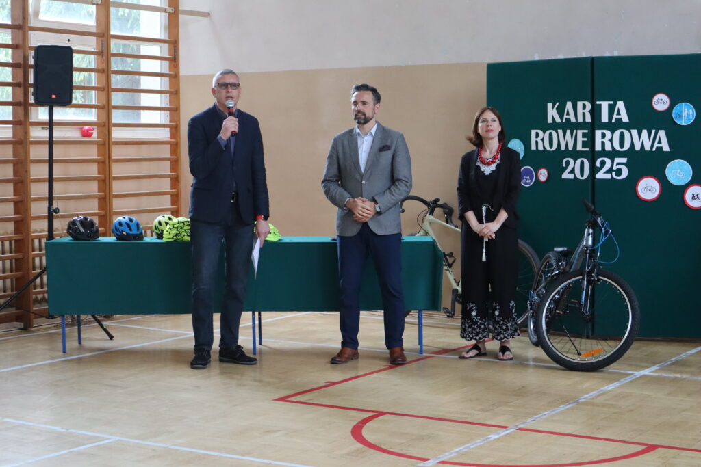 Dyrektor szkoły przemawiający do uczniów