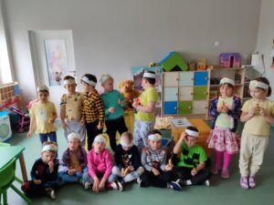 zdjęcie grupowe dzieci w opaskach
