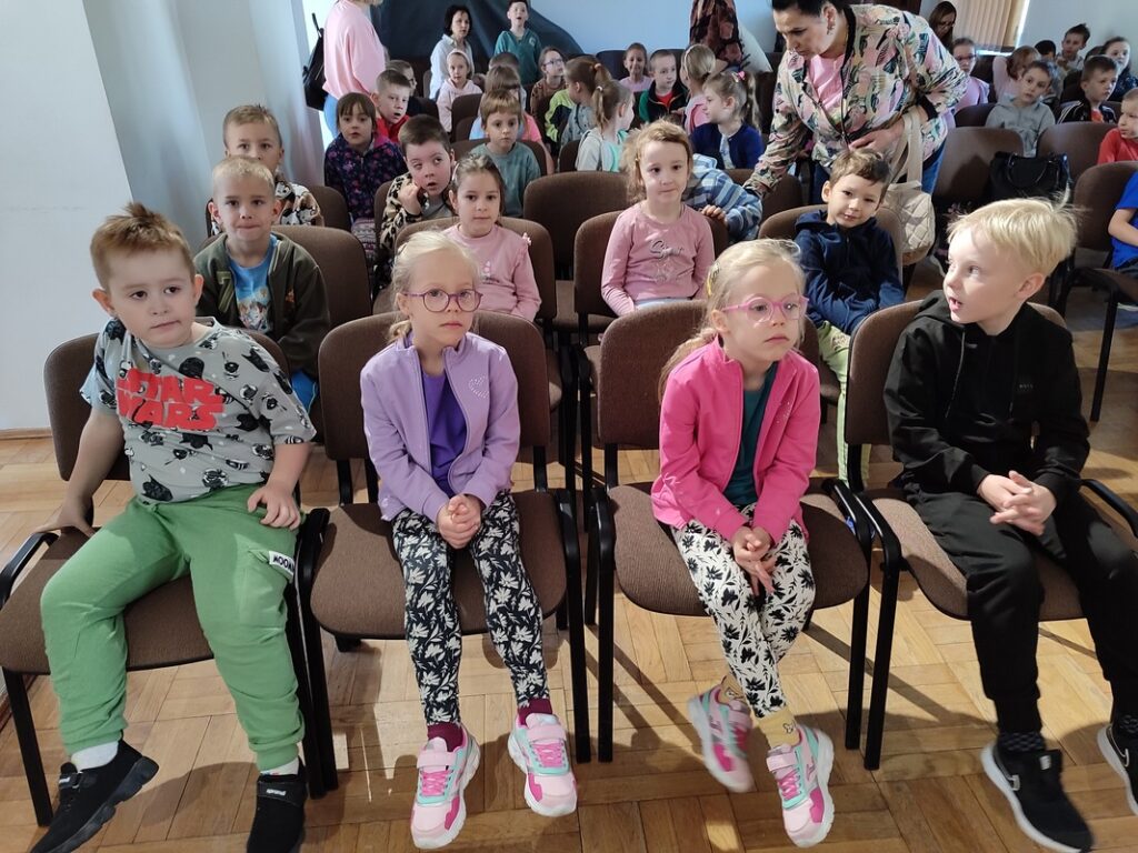 Dzieci oglądają koncert