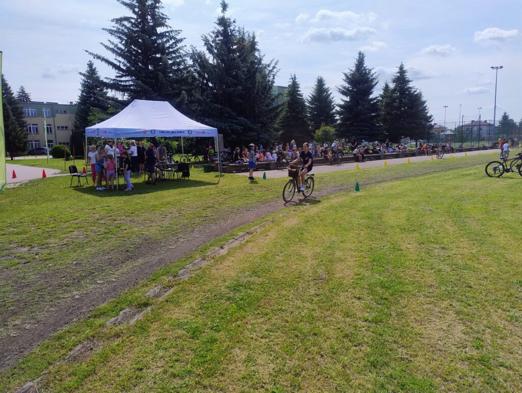 Start sztafety rowerowej
