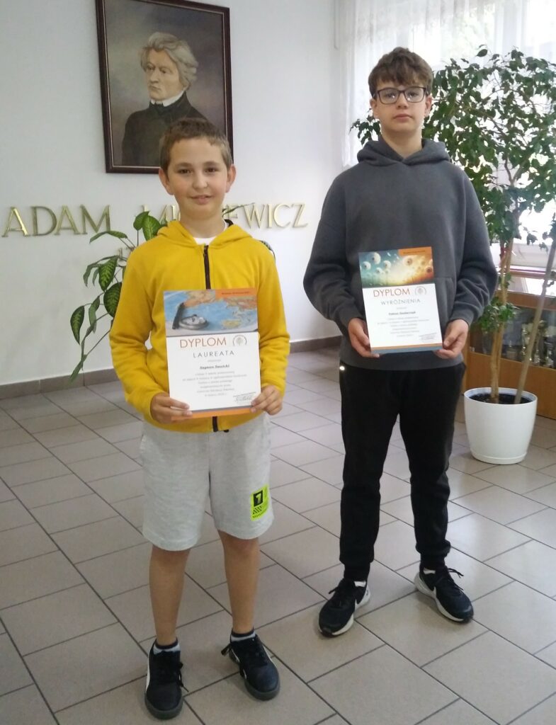 Nagrodzeni uczniowie z dyplomami