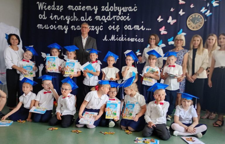 Zdjęcie grupowe. Przedszkolaki z nauczycielami i dyrektorem