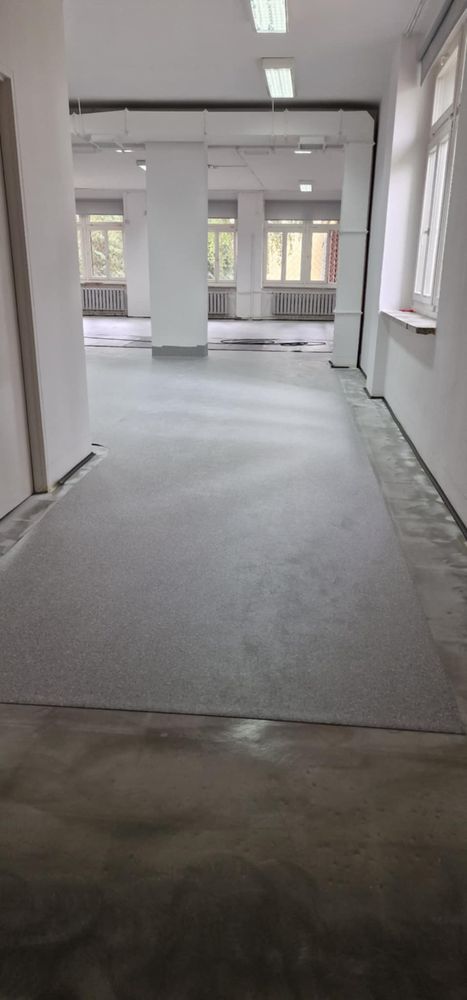 widok na wykładzinę podłogową typu tarket