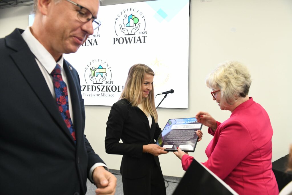 Pan Dyrektor i Pani Wice Dyrektor odbierają wyróżnienia